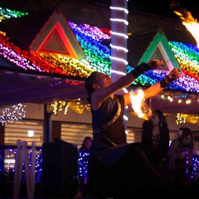 イルミネーションとファイアーパフォーマンス