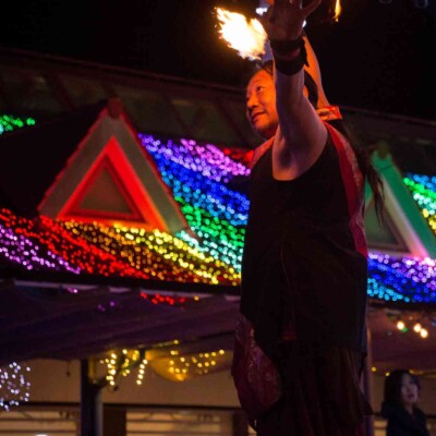 イルミネーションとファイアーパフォーマンス