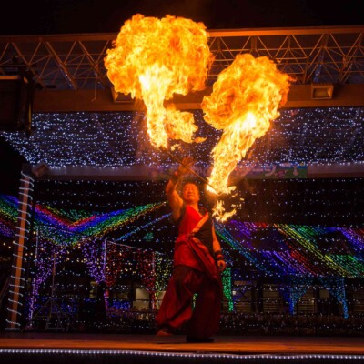 イルミネーションとファイアーパフォーマンス