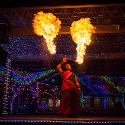 イルミネーションとファイアーパフォーマンス