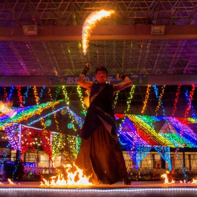 イルミネーションとファイアーパフォーマンス