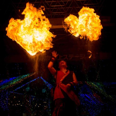 イルミネーションとファイアーパフォーマンス