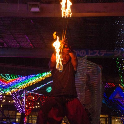 イルミネーションとファイアーパフォーマンス