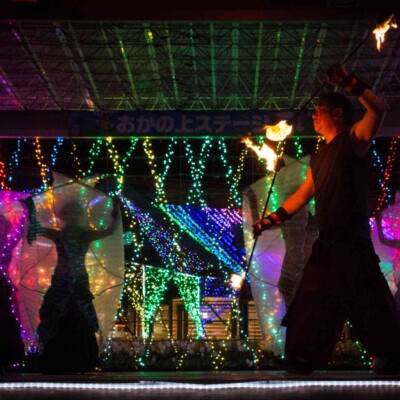 イルミネーションとファイアーパフォーマンス