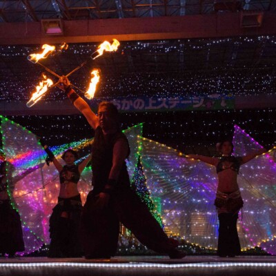 イルミネーションとファイアーパフォーマンス