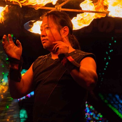 イルミネーションとファイアーパフォーマンス