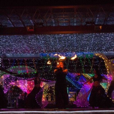 イルミネーションとファイアーパフォーマンス