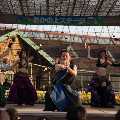 おこたんぺのコンタクトジャグリングとファイアーダンス ベリーダンスとファイアーパフォーマンス