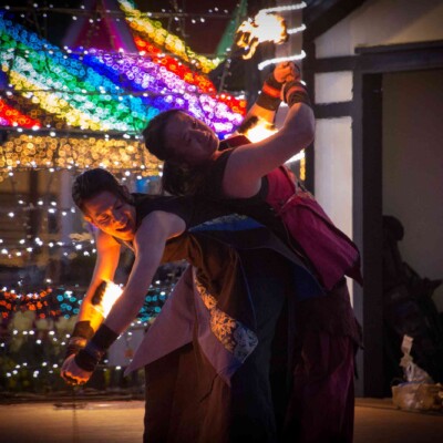 イルミネーションとファイアーパフォーマンス