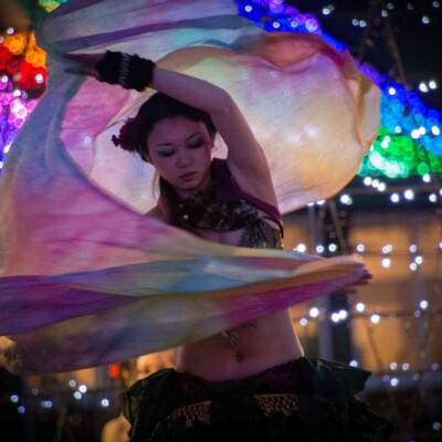 イルミネーションとファイアーパフォーマンス