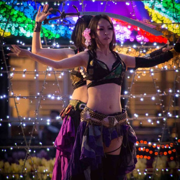 イルミネーションとファイアーパフォーマンス