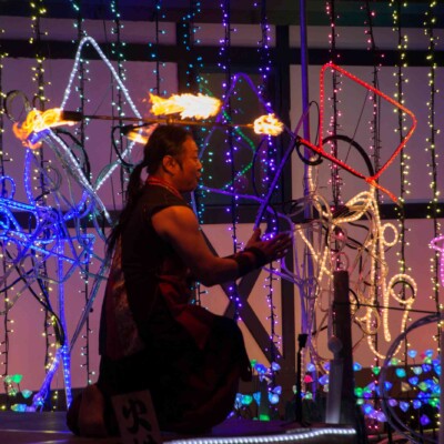 イルミネーションとファイアーパフォーマンス