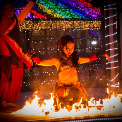 イルミネーションとファイアーパフォーマンス