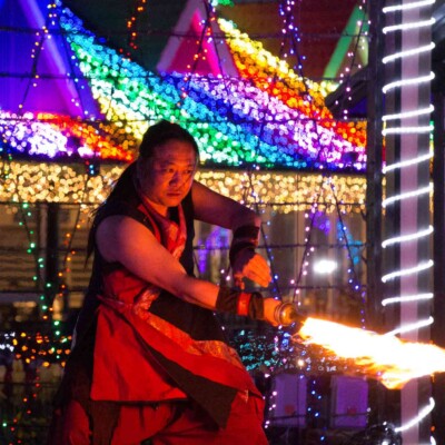 イルミネーションとファイアーパフォーマンス