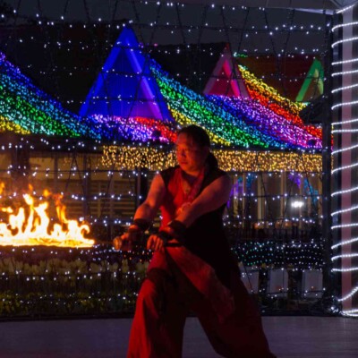 イルミネーションとファイアーパフォーマンス