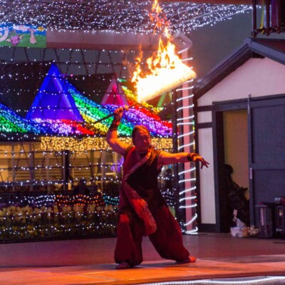 イルミネーションとファイアーパフォーマンス