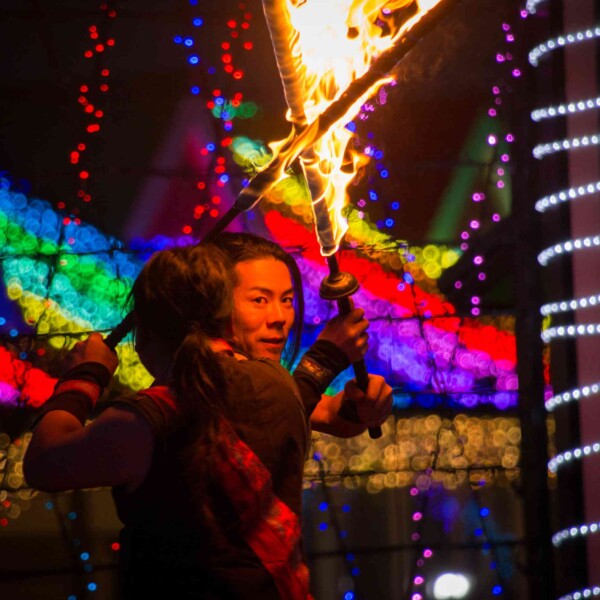 イルミネーションとファイアーパフォーマンス