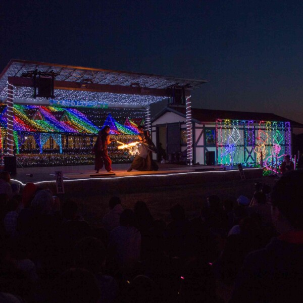 イルミネーションとファイアーパフォーマンス