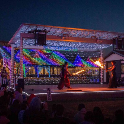 イルミネーションとファイアーパフォーマンス