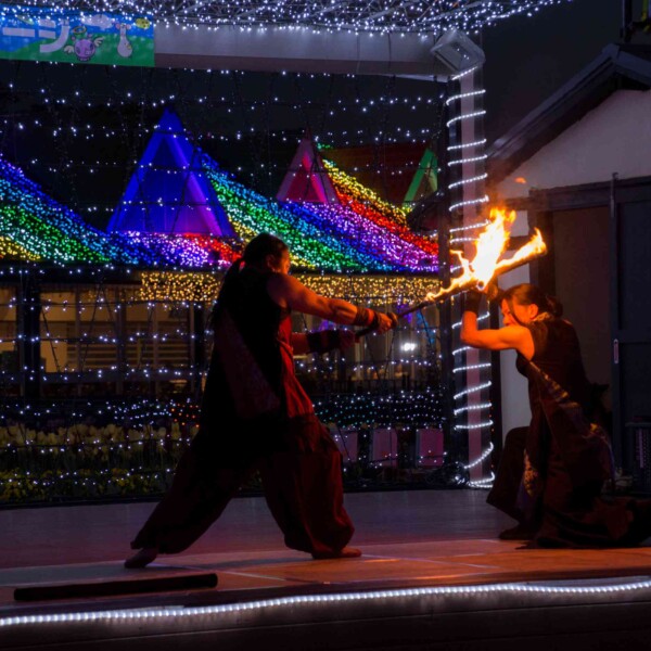 イルミネーションとファイアーパフォーマンス