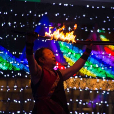 イルミネーションとファイアーパフォーマンス