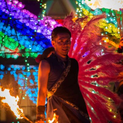 イルミネーションとファイアーパフォーマンス