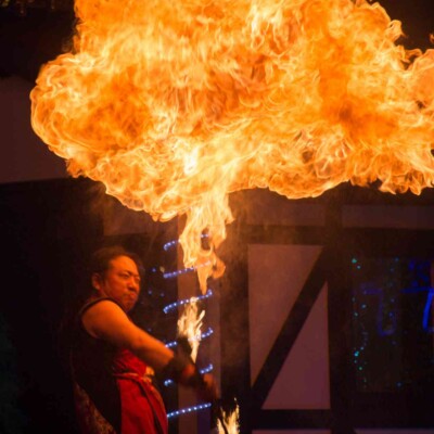 イルミネーションとファイアーパフォーマンス