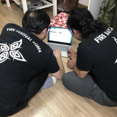 韓国ファイアーフェスでいつもお世話になっている現地コーディネーターとNORI、仲良しTシャツ。 火付盗賊韓国ツアー