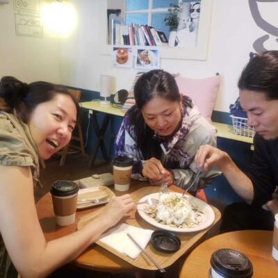 隣のカフェで朝ごはん。パンケーキ注文したのにトーストが出てきた 火付盗賊韓国ツアー