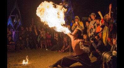 火付盗賊のファイアーパフォーマンス技で、口から火を吹く、火吹き/Firebreath