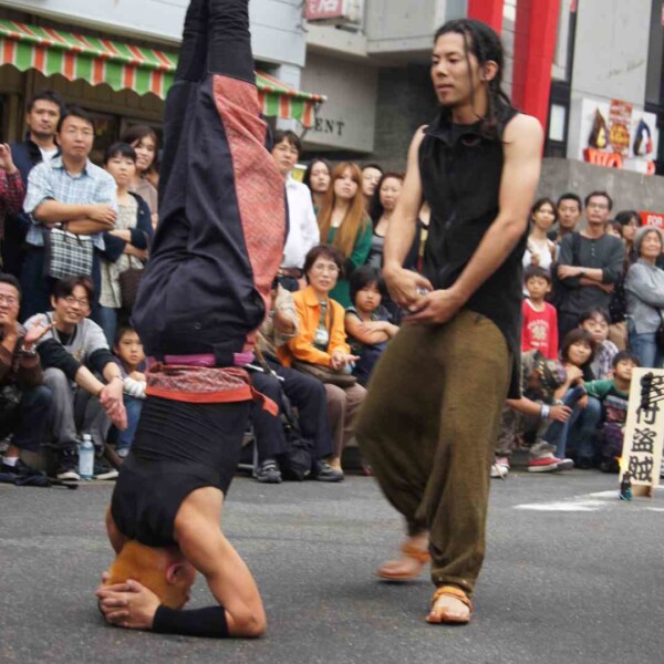 足にランプつけて一点倒立 大須大道町人祭で火付盗賊ファイアーパフォーマンス