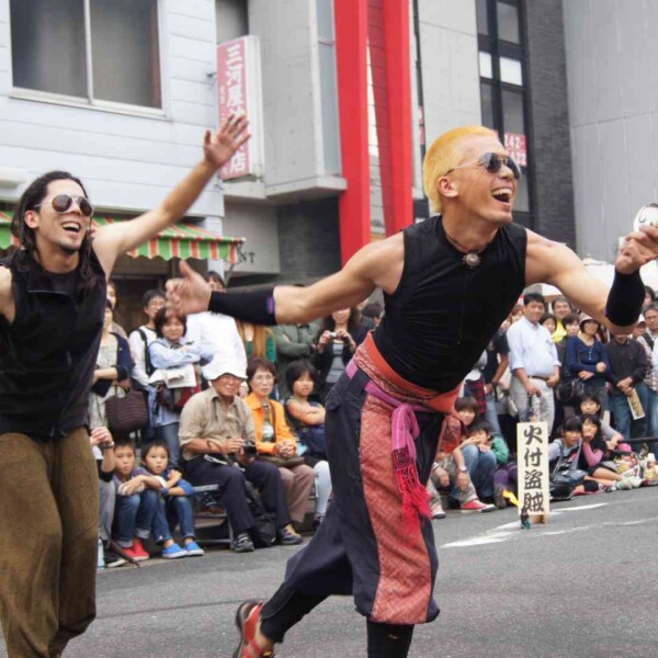おこたんぺ&カンタの火食いコント 大須大道町人祭で火付盗賊ファイアーパフォーマンス