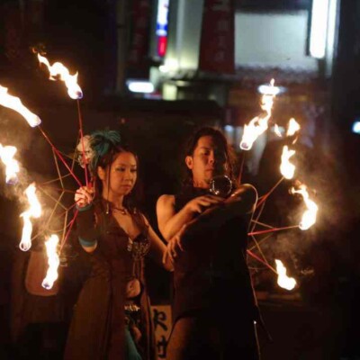 コンタクトジャグリングと炎扇 大須大道町人祭で火付盗賊ファイアーパフォーマンス