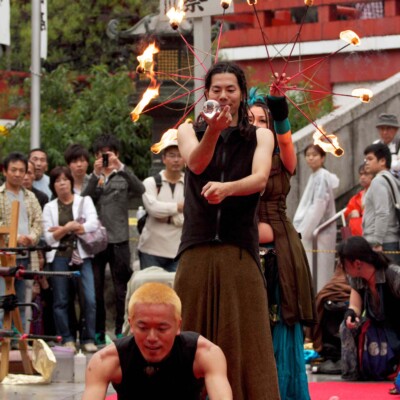 ランプとコンタクトジャグリングと炎扇 大須大道町人祭で火付盗賊ファイアーパフォーマンス