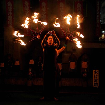 コンタクトジャグリングと炎扇 大須大道町人祭で火付盗賊ファイアーパフォーマンス
