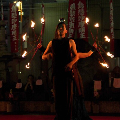 コンタクトジャグリングと炎扇 大須大道町人祭で火付盗賊ファイアーパフォーマンス