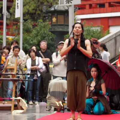 コンタクトジャグリング。頭に乗せるのは難しいです 大須大道町人祭で火付盗賊ファイアーパフォーマンス