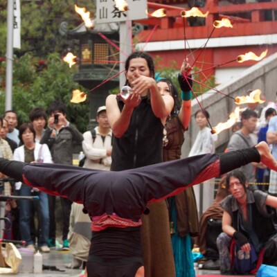 一点倒立とコンタクトジャグリングと炎扇 大須大道町人祭で火付盗賊ファイアーパフォーマンス