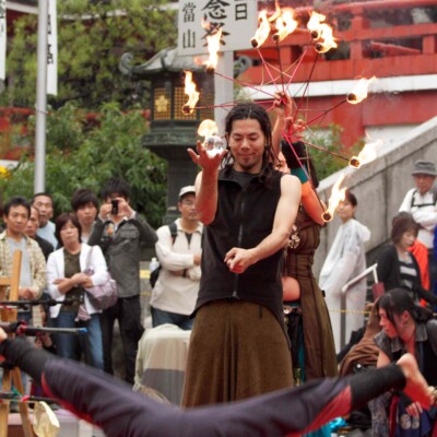 一点倒立とコンタクトジャグリングと炎扇 大須大道町人祭で火付盗賊ファイアーパフォーマンス