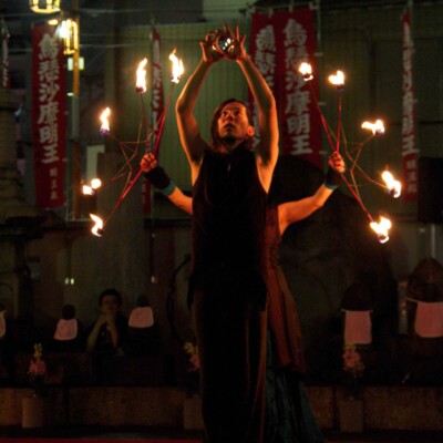 コンタクトジャグリングと炎扇 大須大道町人祭で火付盗賊ファイアーパフォーマンス