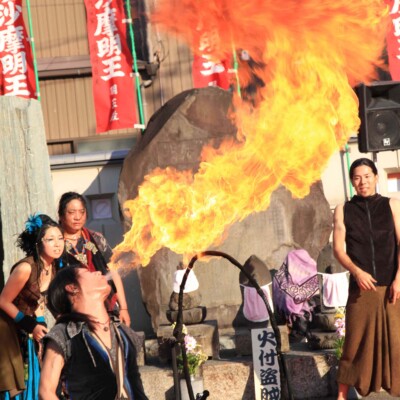 火吹きと火の輪くぐり 大須大道町人祭で火付盗賊ファイアーパフォーマンス