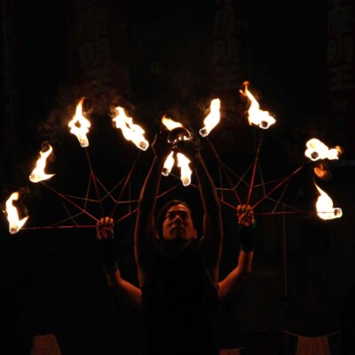 コンタクトジャグリングと炎扇 大須大道町人祭で火付盗賊ファイアーパフォーマンス