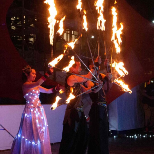 電飾変化衣装でファイアーライトパフォーマンス