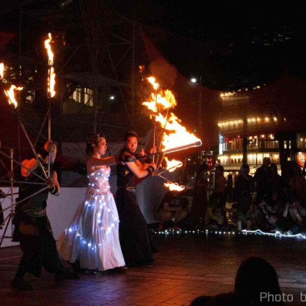 電飾変化衣装でファイアーライトパフォーマンス