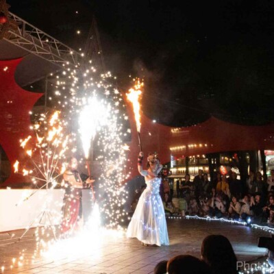 電飾変化衣装でファイアーライトパフォーマンス