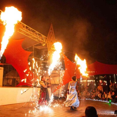 電飾変化衣装でファイアーライトパフォーマンス