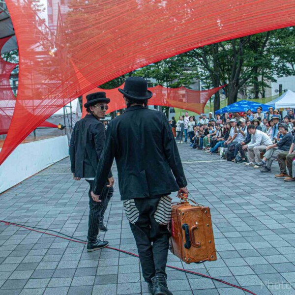 千葉中央公園でセイムセイムの大道芸