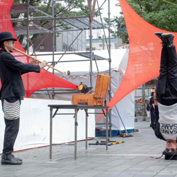 千葉中央公園でセイムセイムの大道芸