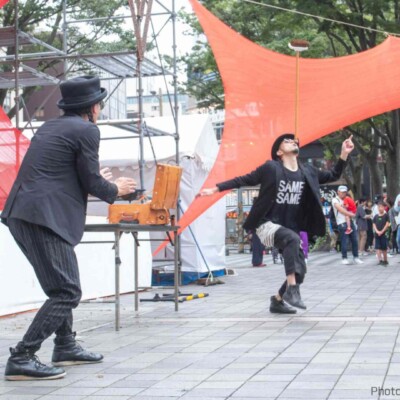 千葉中央公園でセイムセイムの大道芸