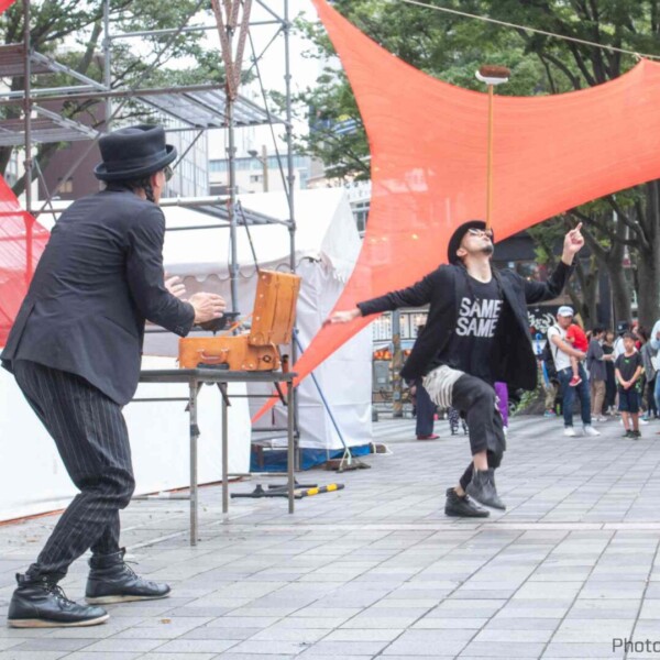 千葉中央公園でセイムセイムの大道芸